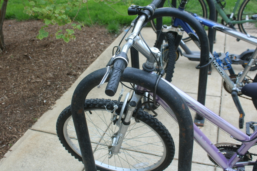a chain lock which appears to be around the chassis, but is in fact only around the front wheel